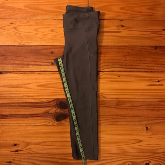 Under Armour Grey Capris Running Leggings, EUC, S - Picture 8 of 12